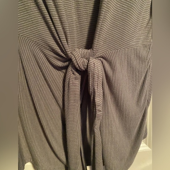 Vince Camuto short sleeve top with flattering tie at waist, size XL. - Picture 6 of 7